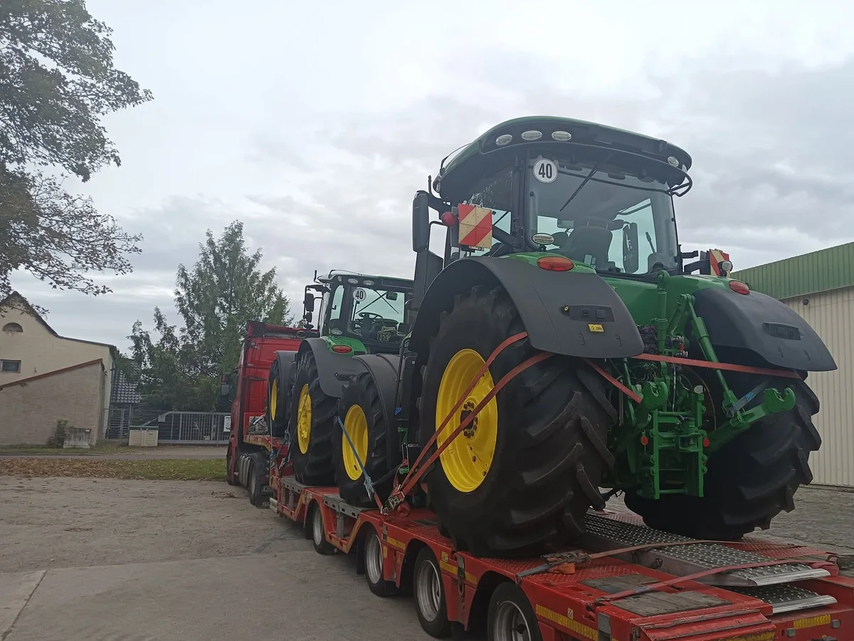 Ciągniki rolnicze zabezpieczone na zestawie transportowym