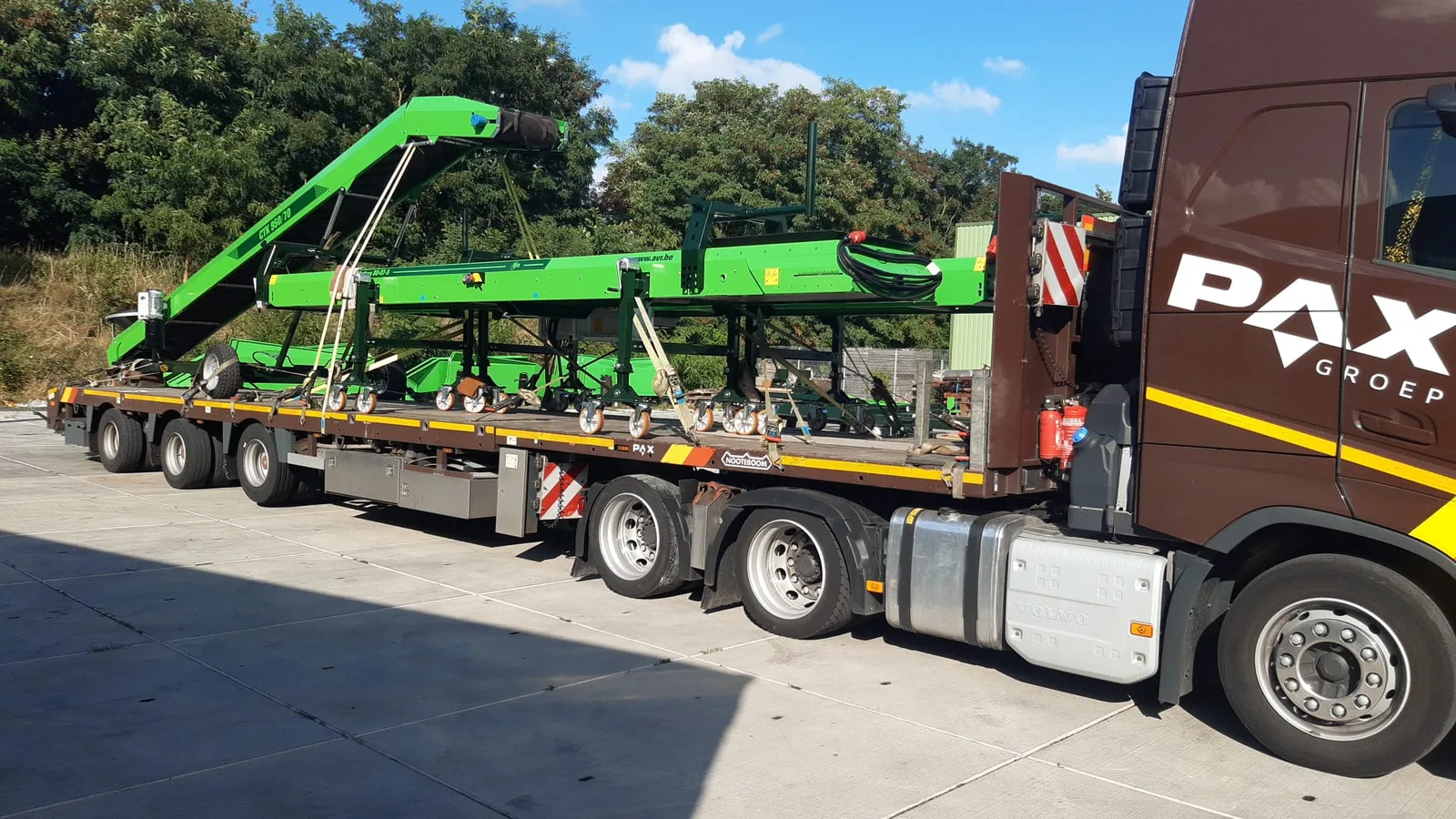 Długa konstrukcja stalowa i przenośnik przemysłowy na naczepie Semi Gonera Transport