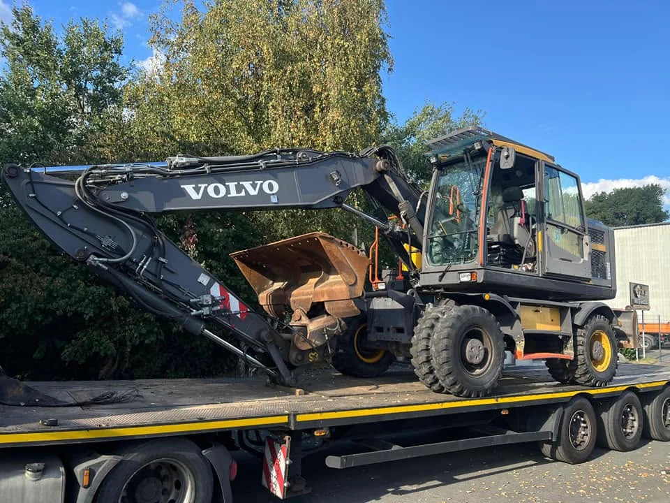 Maszyna budowlana na zestawie transportowym Gonera Transport