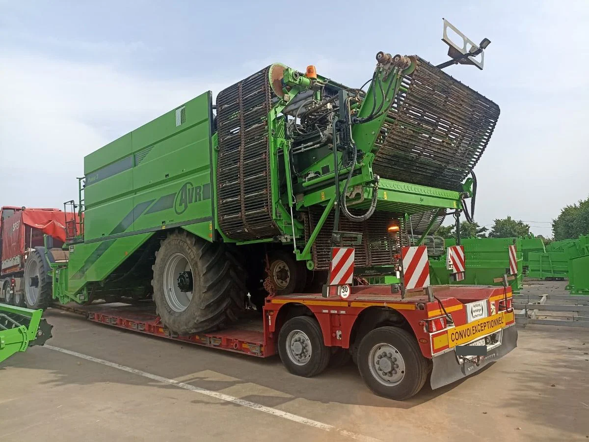 Maszyna rolnicza na naczepie transportowej Gonera Transport