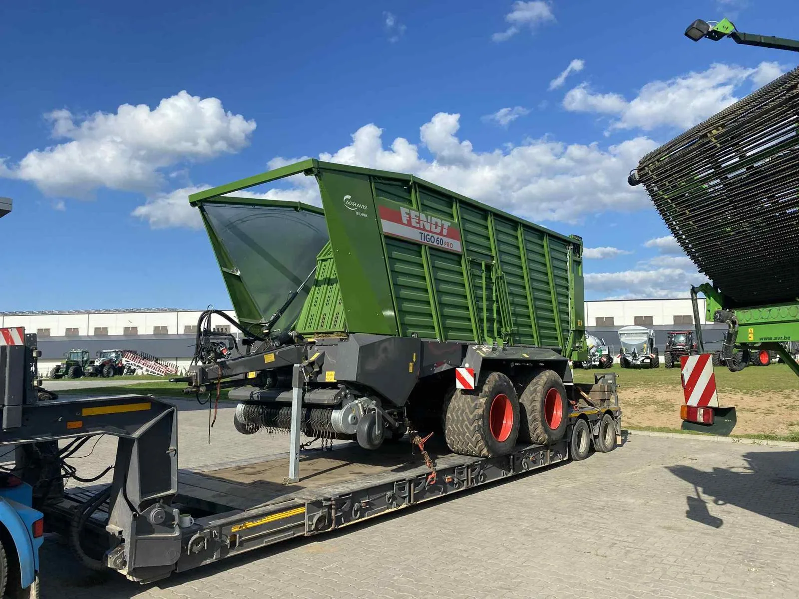 Przyczepa samozbierająca Fendt Tigo na naczepie niskopodwoziowej Gonera Transport