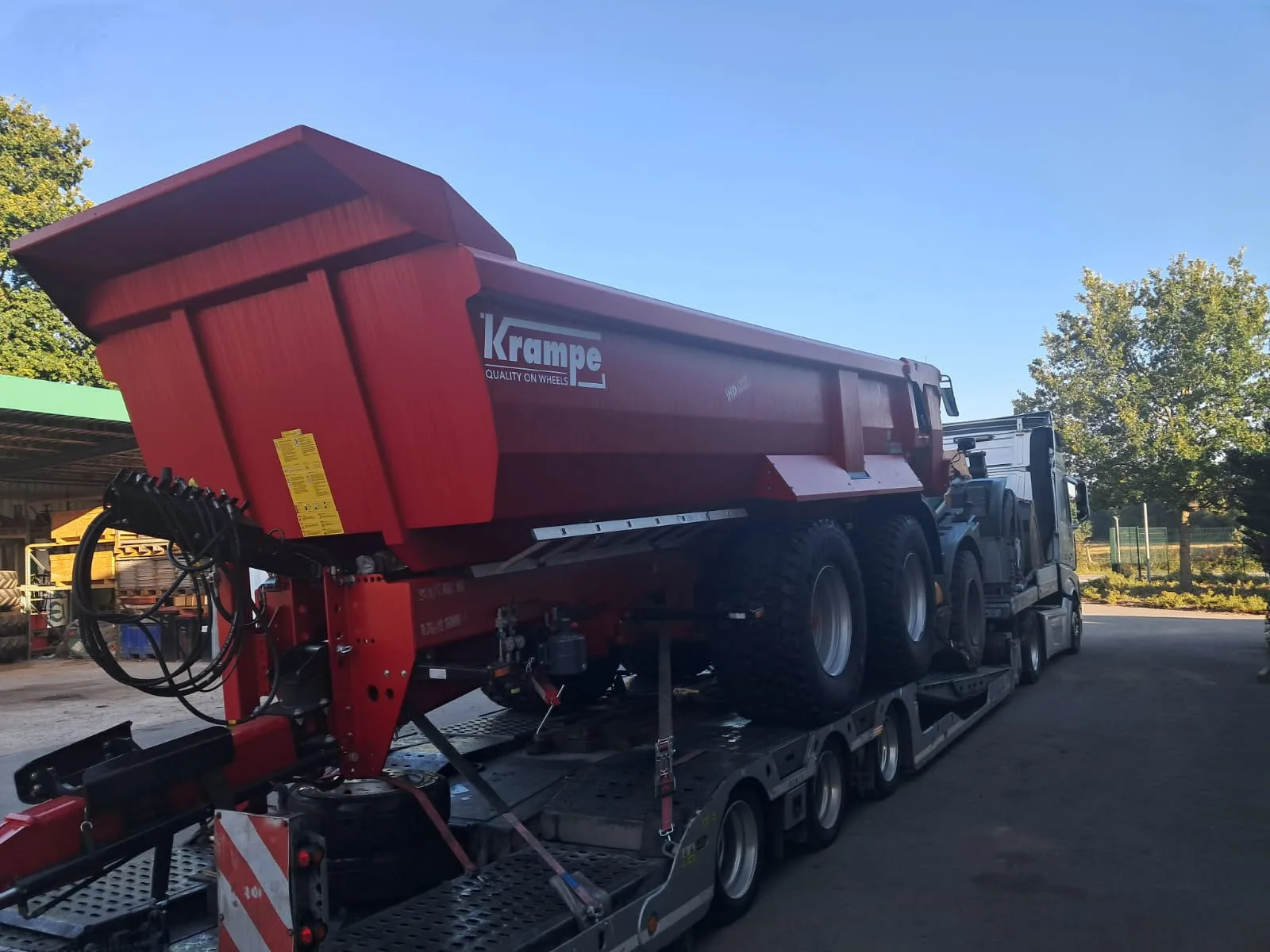 Przyczepa rolnicza Krampe na platformie niskopodwoziowej Gonera Transport