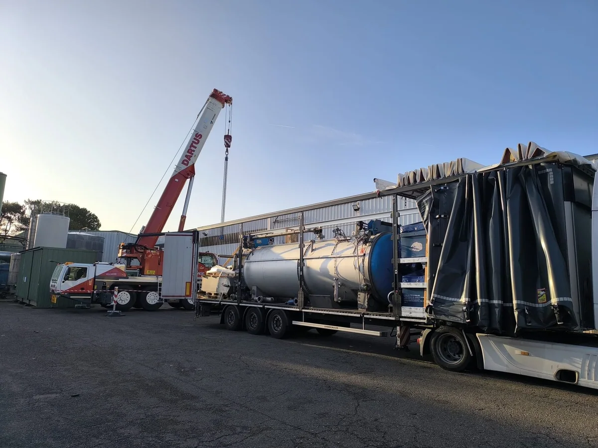 Zbiornik przemysłowy przygotowany do transportu Gonera Transport