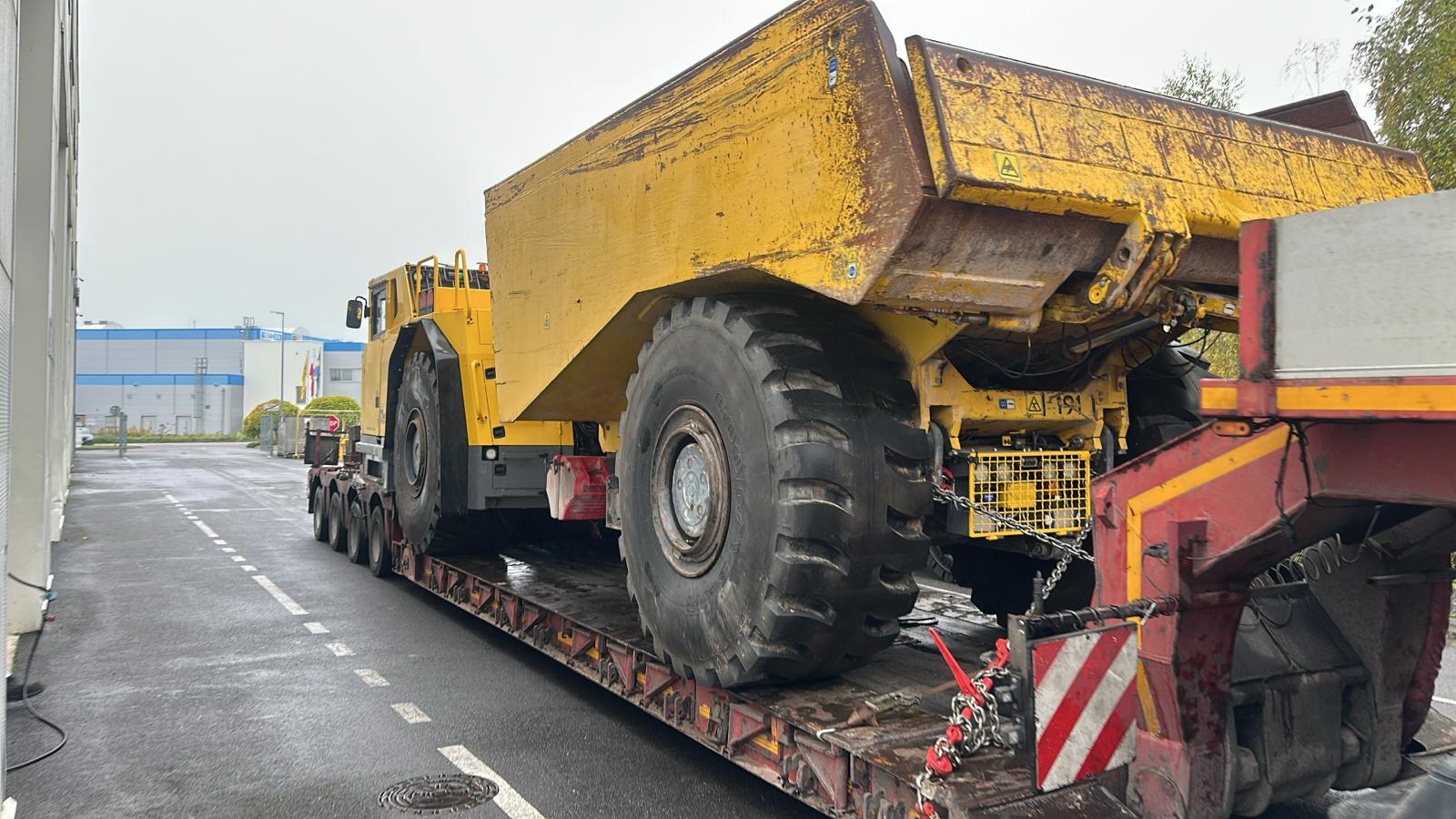 Wozidło przegubowe na naczepie niskopodwoziowej Gonera Transport