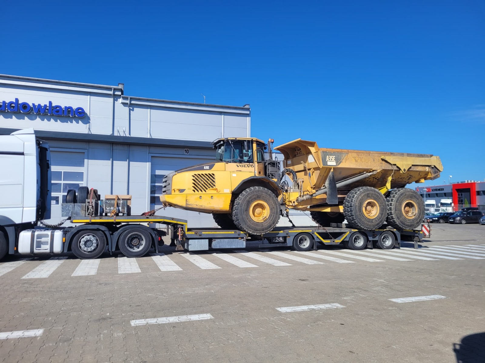 Wozidło przygotowane do odbioru na zestawie transportowym Gonera Transport