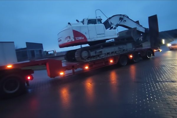 Międzynarodowy transport maszyn budowlanych: Koparka Volvo EC210CL z Belgii do Polski